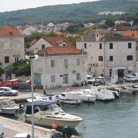 Apartment Central Studio & Dormitory Supetar