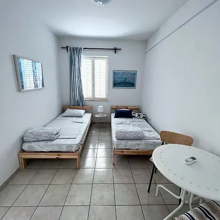 Central Studio & Dormitory Daire Supetar