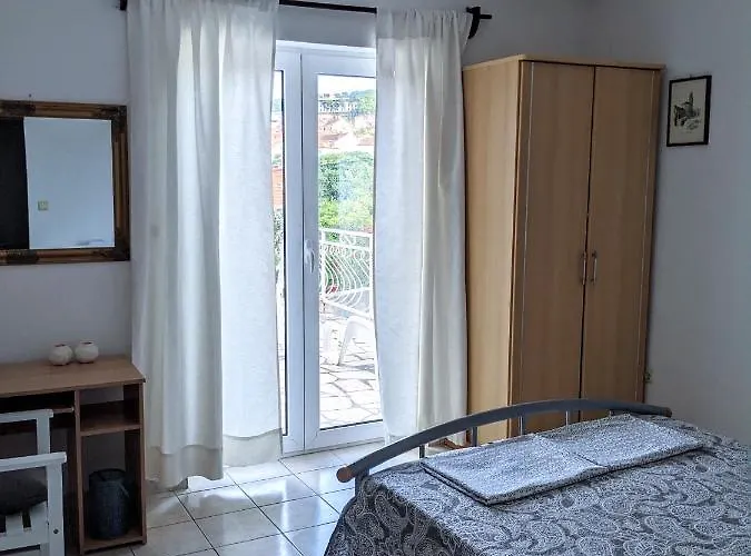 Central Studio & Dormitory Apartment Supetar