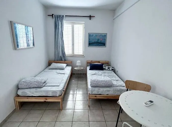 Central Studio & Dormitory Apartment Supetar